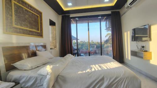 Giường trong phòng chung tại Vrindavan beach resort