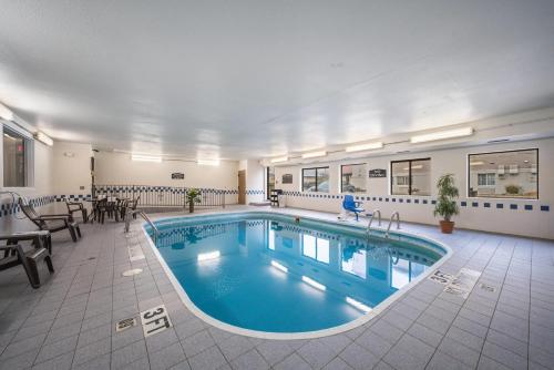 a large swimming pool in a hotel room at Quality Inn & Suites Sioux Falls South in Sioux Falls