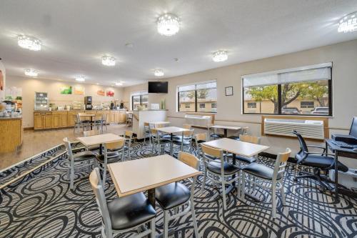 une salle de classe avec des tables et des chaises dans une cafétéria dans l'établissement Quality Inn & Suites Sioux Falls South, à Sioux Falls
