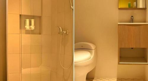 Phòng tắm tại Eazy Suite Legian