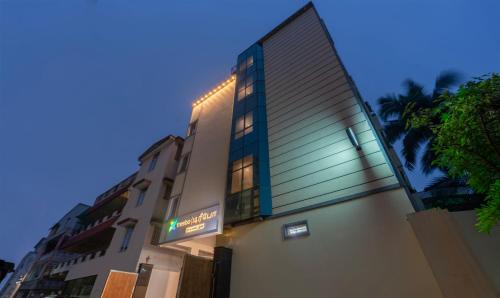 Treebo Elite Inn في تشيناي: مبنى مع علامة على جانبه