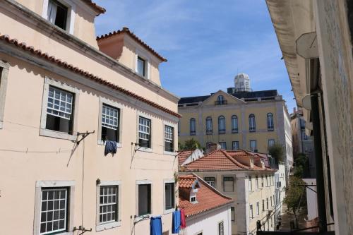 Chiado Bairro Alto, Bright and Newly Renovated 3 Bedroom Apartment, Lisbon Historical Center