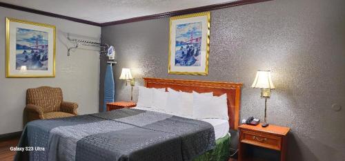 Ένα ή περισσότερα κρεβάτια σε δωμάτιο στο Sycamore Inn Chico University Area