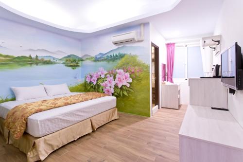 een slaapkamer met een bed en een schilderij van bloemen bij Sinyuange B&B in Xinyuan