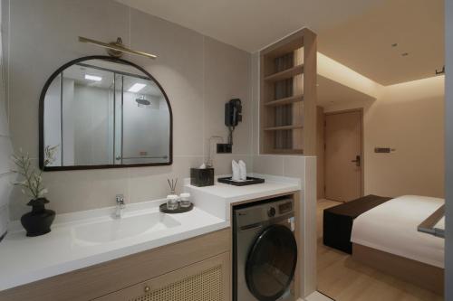 大理铂诩海景客栈 BOXU Seaview Resort Villa的带水槽和洗衣机的浴室