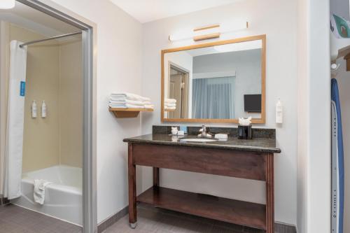 Hampton Inn and Suites Houston Pasadena في باسادينا: حمام مع حوض ومرآة
