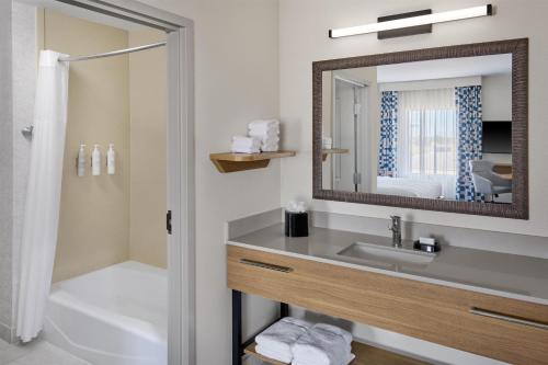 Ένα μπάνιο στο Hampton Inn Vernon