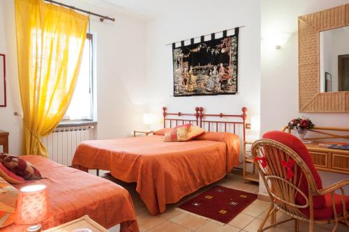 ヴィテルボにあるLa Villa di Luciaのベッドルーム1室(オレンジのシーツを使用したベッド2台付)