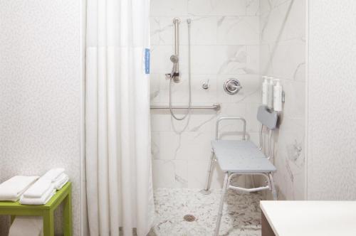 Un baño de Hampton Inn Youngstown/Boardman