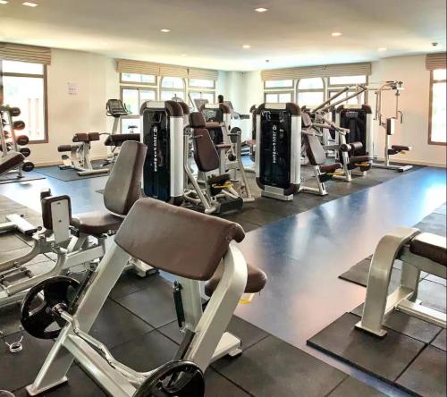 un gimnasio con filas de cintas de correr y máquinas en Arcadia Beach Continental, en Pattaya South