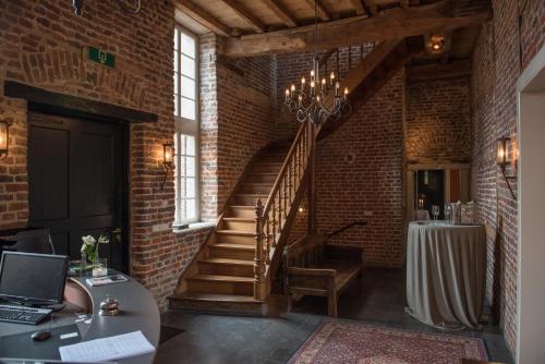 an office with a staircase in a brick wall at Hotel Schinvelder Hoeve in Schinveld