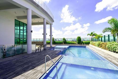 La alberca dentro o cerca de SWEET MEMORIES CONDOTEL at THE SYMPHONY TOWERS QC