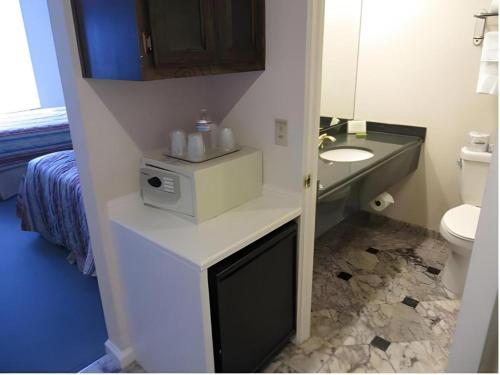 Un baño de Hilgard House Westwood Village