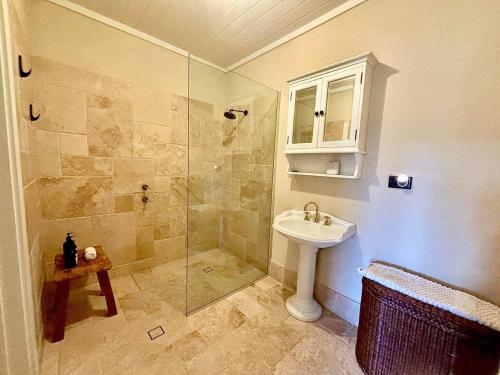 een badkamer met een douche en een wastafel bij Little River Valley in Denmark