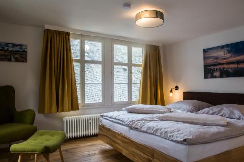 ein Schlafzimmer mit einem Bett und einem großen Fenster in der Unterkunft Haus Wunschlos Kirchstraße in Monschau