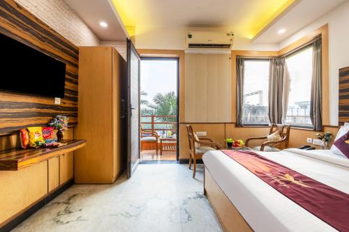 Un pat sau paturi într-o cameră la Hotel Admire Inn Sec - 44 By ASPL