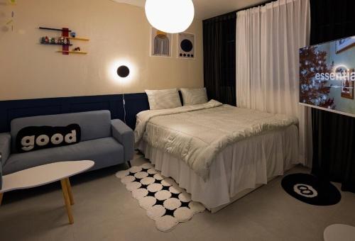 Giường trong phòng chung tại 모던 스테이