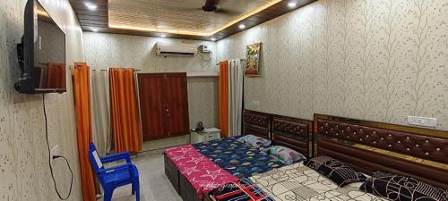 TV a/nebo společenská místnost v ubytování Shree Raghav Homestay