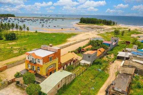 een luchtfoto van een huis naast een strand bij ML Homestay in Binh Chau