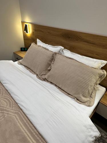 En eller flere senge i et værelse på Panoramic view to city with comfort