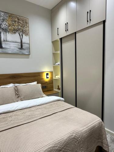 En eller flere senge i et værelse på Panoramic view to city with comfort