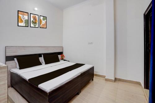 Hotel O City Centre Rudrapur Formerly Yuvraj Guest House في Rudrapur: غرفة نوم بها سرير كبير في الغرفة