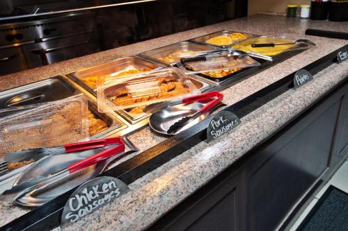 Una encimera de cocina con platos y utensilios encima en Hilton Garden Inn Chesapeake Greenbrier, en Chesapeake