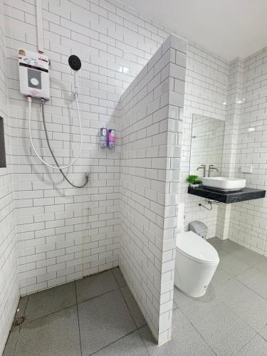 een badkamer met een douche, een toilet en een wastafel bij Seaview phuwamin in Phra Ae beach