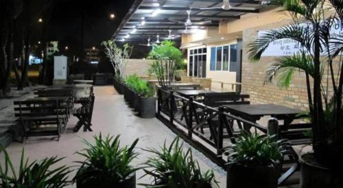 Un restaurante u otro lugar para comer en The Orchid Hotel