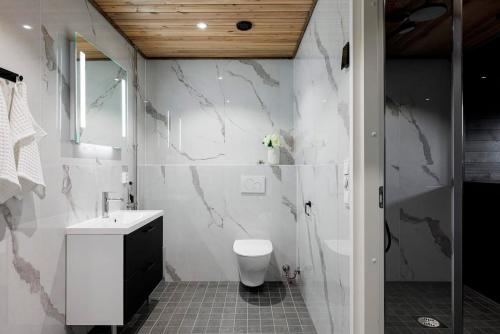 Koupelna v ubytování Villa Luxus Helmi 2 - 23 hlö, Golf Resort