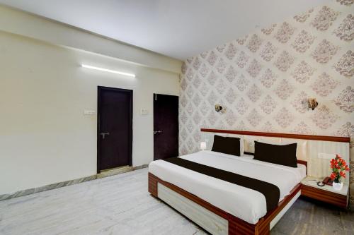 a bedroom with a large bed in a room at Collection O Hyderabad Hitech City Formerly Night Eye in Hyderabad