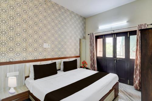 a bedroom with a large bed in a room at Collection O Hyderabad Hitech City Formerly Night Eye in Hyderabad