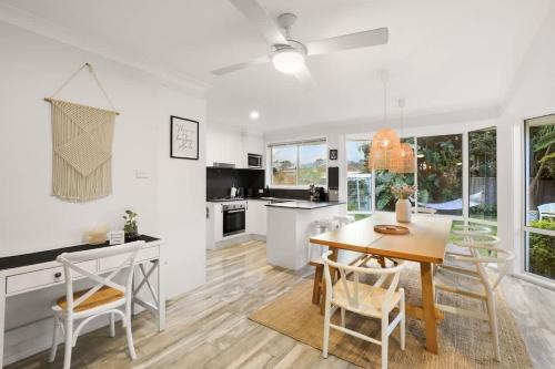 Кухня или мини-кухня в White Haven on Sandy
