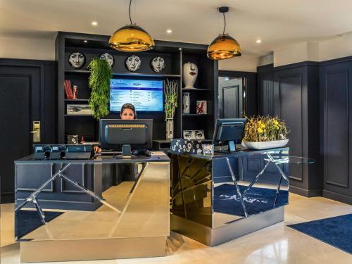 TV a/nebo společenská místnost v ubytování Hotel De Bourbon Grand Hotel Mercure Bourges