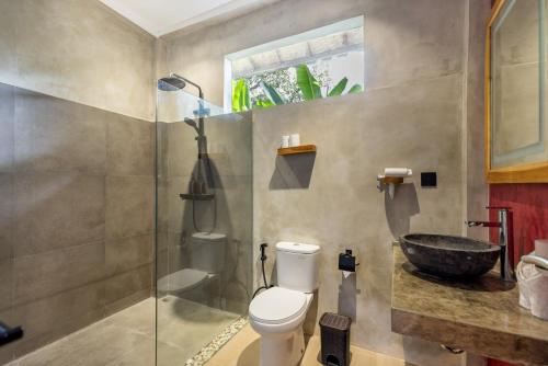 Villa Trembesi في كوتا لومبوك: حمام مع مرحاض ومغسلة