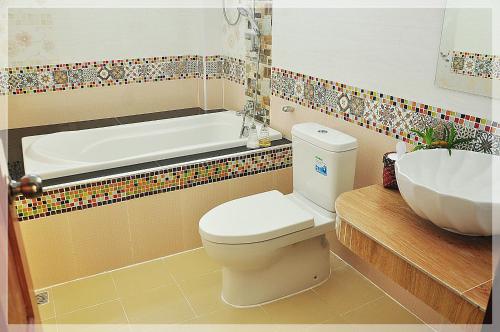 Kylpyhuone majoituspaikassa Baan Bussaba Hotel