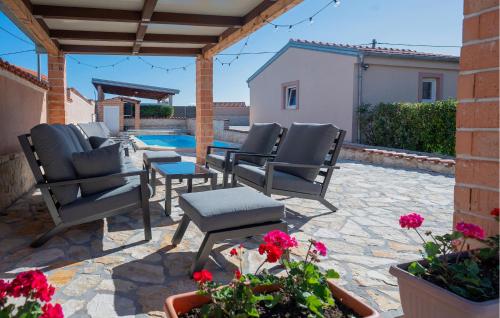 Swimmingpoolen hos eller tæt på Nice Home In Pridraga