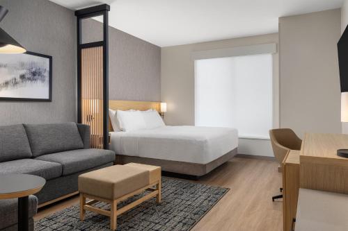 Giường trong phòng chung tại Hyatt Place Toronto Airport