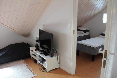 una piccola camera con TV e letto di Villa Ilves A a Syöte