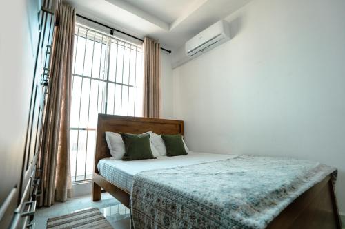 Postel nebo postele na pokoji v ubytování Sea View 3-Bedroom Residence Greenstar City Dehiwala by Luminor