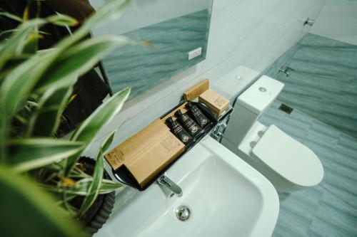 Ένα μπάνιο στο Sea View 3-Bedroom Residence Greenstar City Dehiwala by Luminor