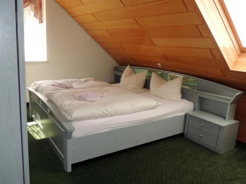 Postel nebo postele na pokoji v ubytování Gästehaus Am Hirtenberg