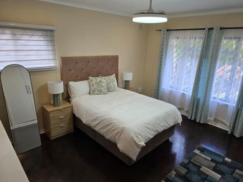 Giường trong phòng chung tại Carlton House