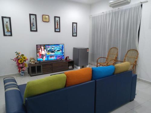 Una televisión o centro de entretenimiento en Pangkor Villa Jia Yuan 邦咯岛家苑海滩别墅