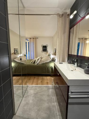 Una cama o camas en una habitación de Cocon de Verdure avec piscine chambre lit king-size 2m