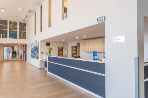 シャンベリにあるQuality Suites Chambéryのカウンターのある病院のロビーの眺め