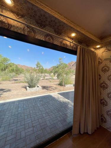 una grande finestra con vista sul deserto di Neem camp a Nizwa