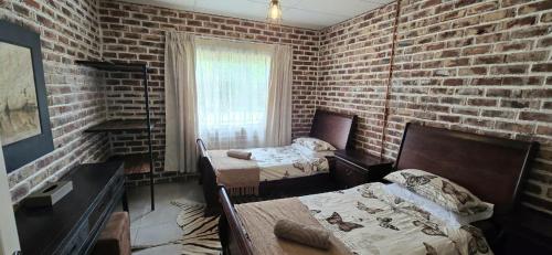 En eller flere senge i et værelse på Riverbend Camp Self Catering 2 Bedroom Unit