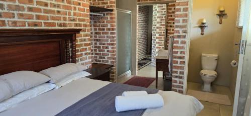 Et badeværelse på Riverbend Camp Self Catering 2 Bedroom Unit