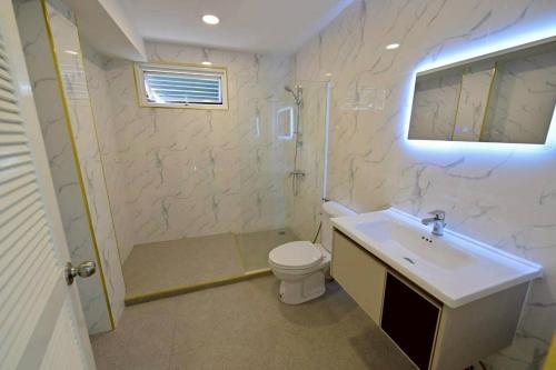une salle de bains avec lavabo, toilettes et douche dans l'établissement Fiscus Villa 3 bedrooms with private pool., à Pattaya (sud)